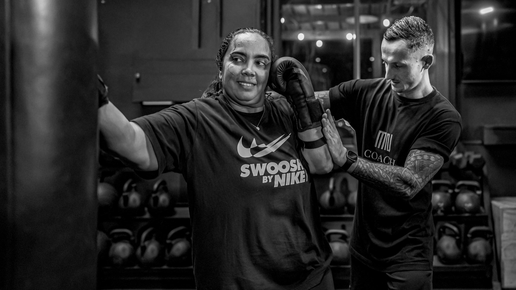 Coach sportif MONT NOIR corrigeant le mouvement d'un adhérent au club Savanna, à Saint-Paul