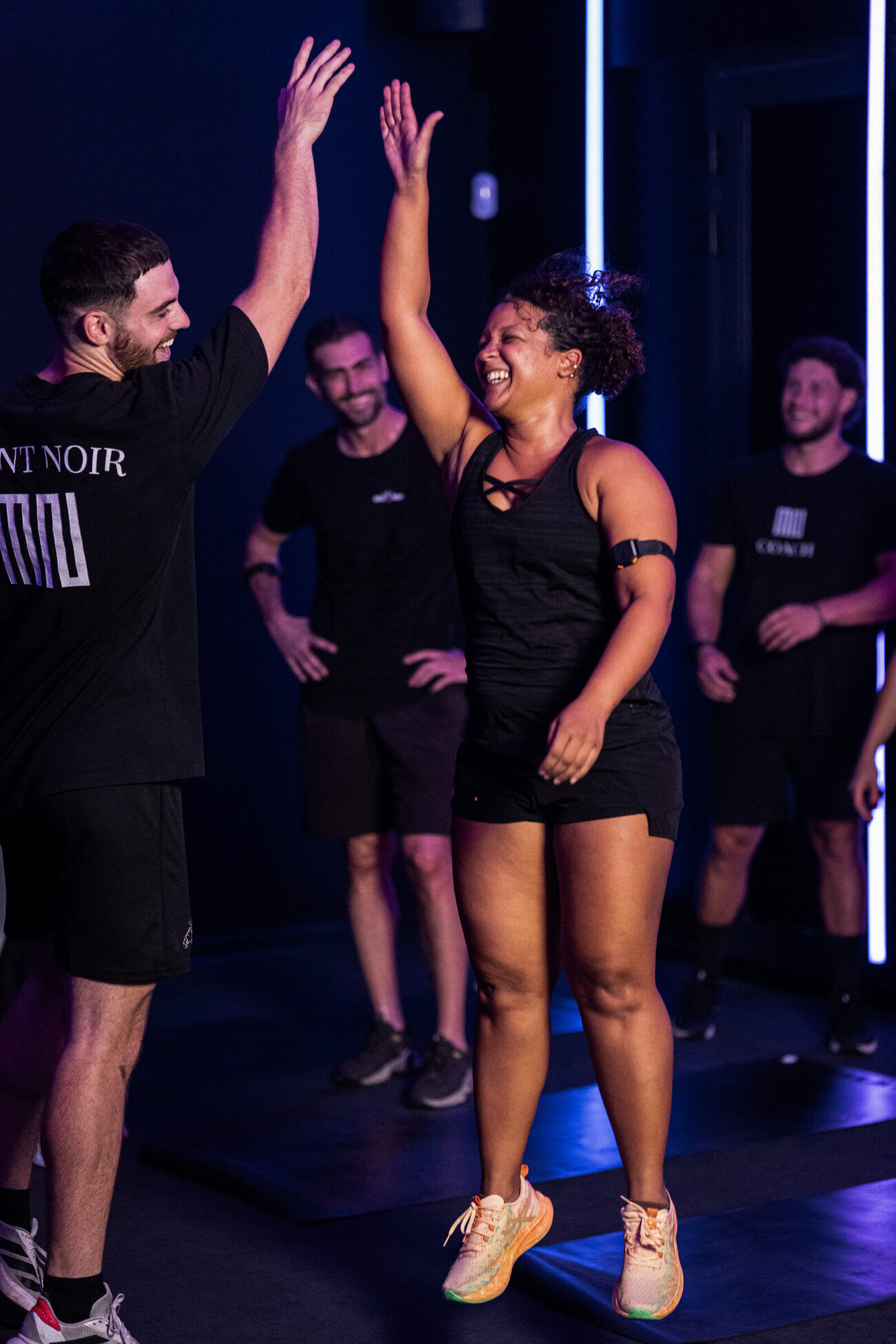 Une adhérente et son coach se félicitent après une séance au MONT NOIR