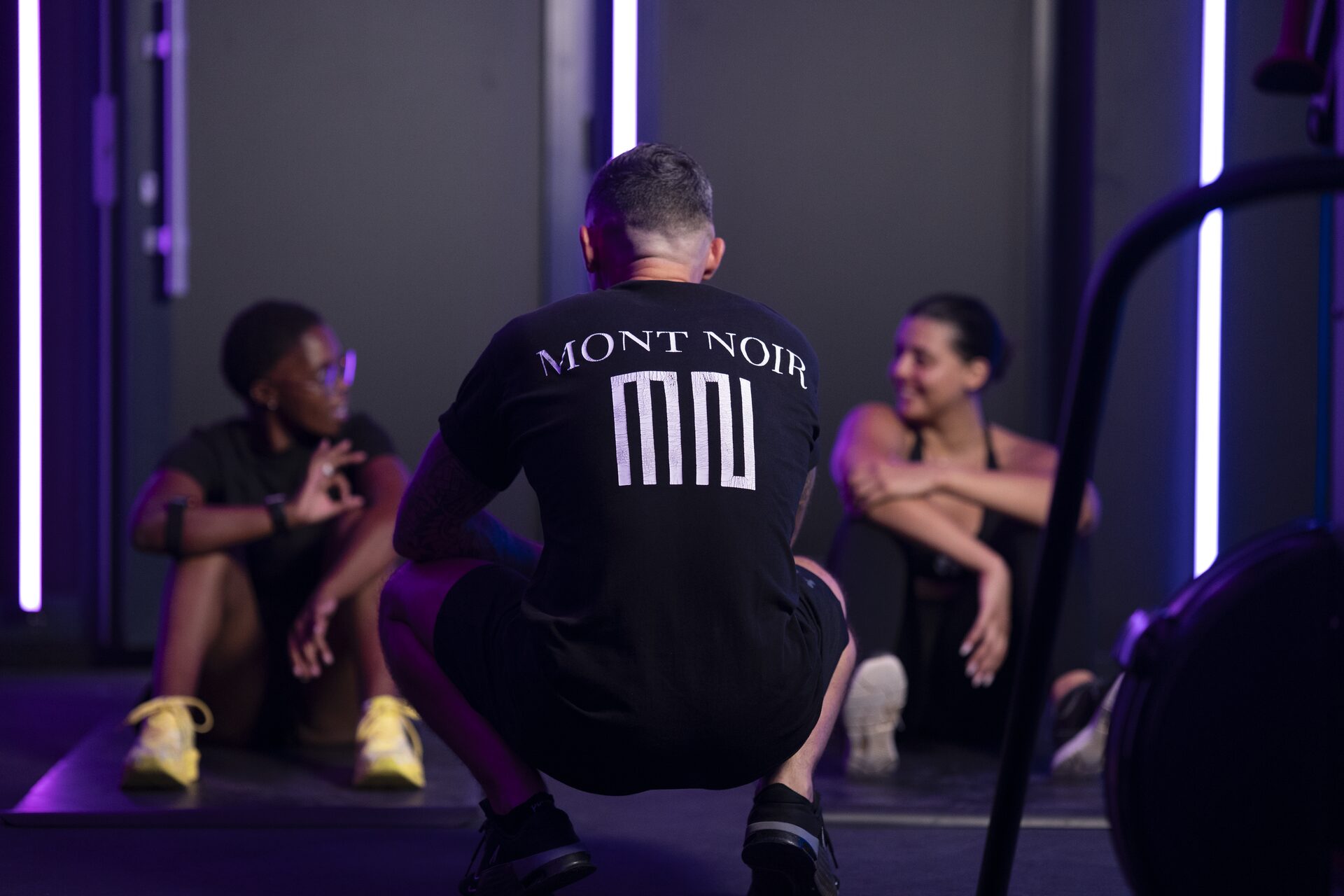 Un coach MONT NOIR au plus près de ses membres pendant une séance