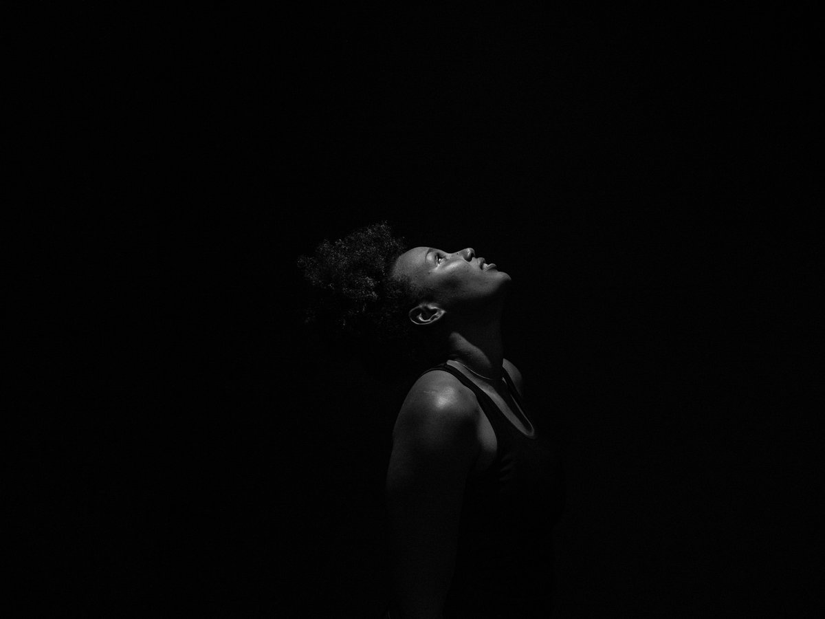 Portrait en noir et blanc d'une adhérente MONT NOIR, le regard tourné vers la lumière
